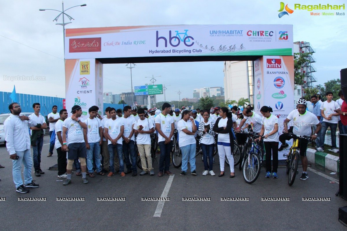 Mahesh Babu flags off Hyderabad Bicycling Club's 'Chak De India Ride'