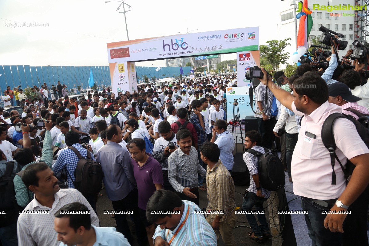 Mahesh Babu flags off Hyderabad Bicycling Club's 'Chak De India Ride'