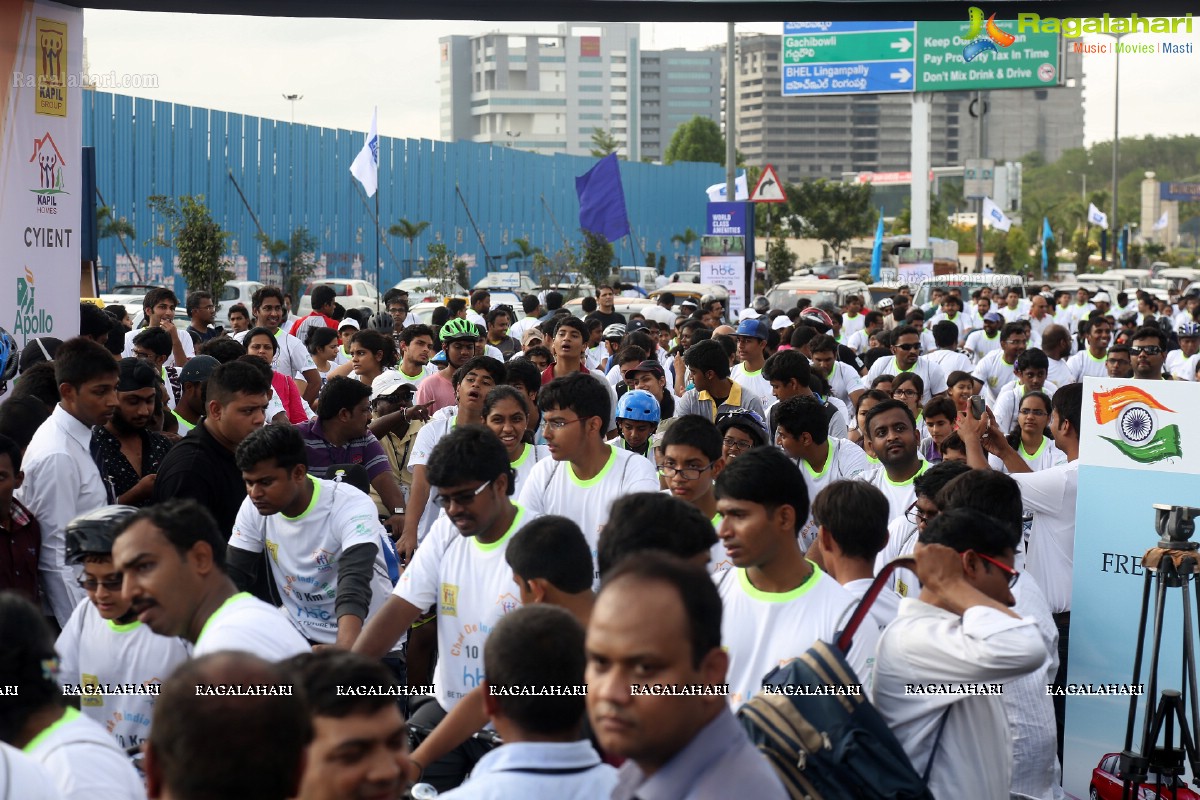 Mahesh Babu flags off Hyderabad Bicycling Club's 'Chak De India Ride'