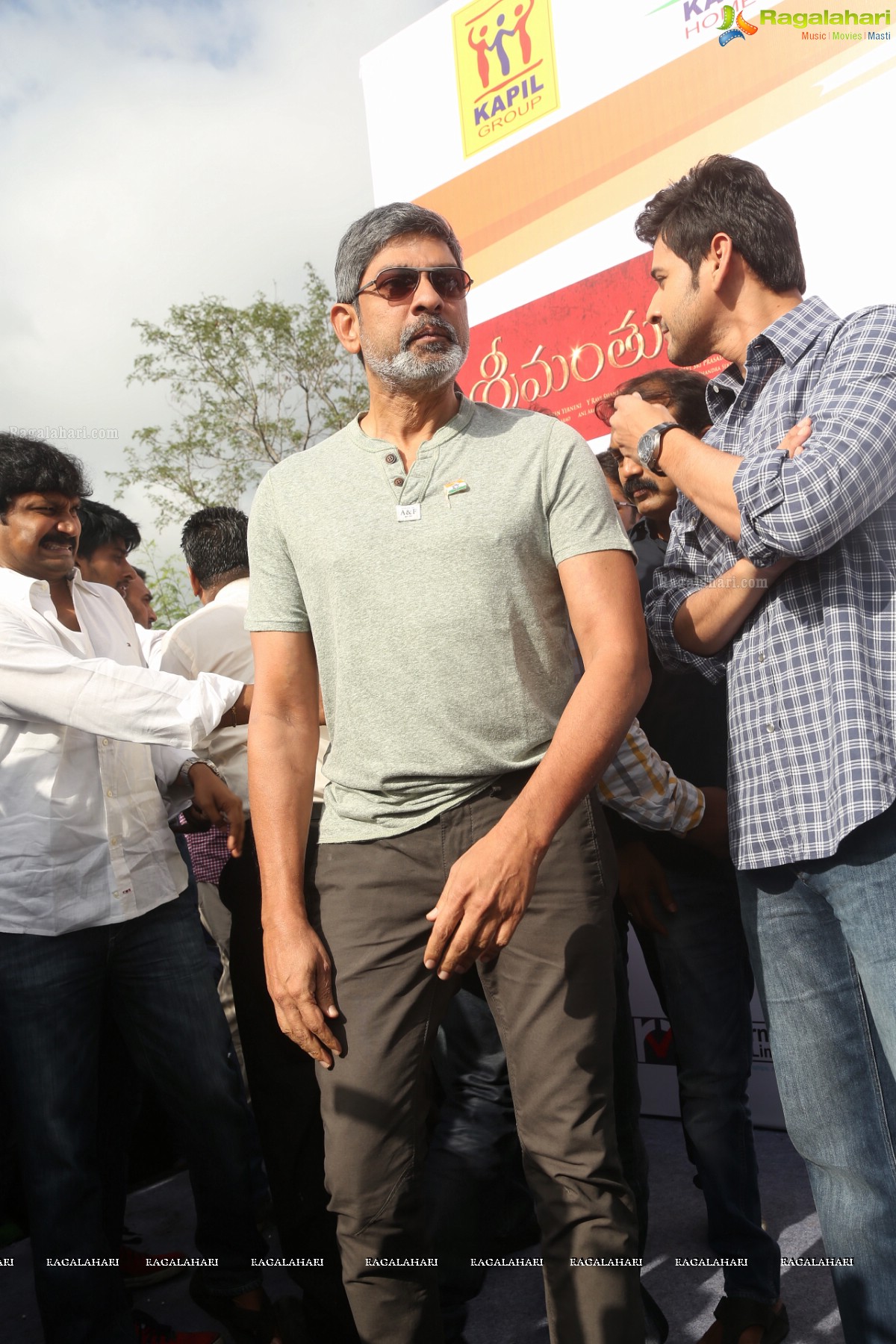 Mahesh Babu flags off Hyderabad Bicycling Club's 'Chak De India Ride'