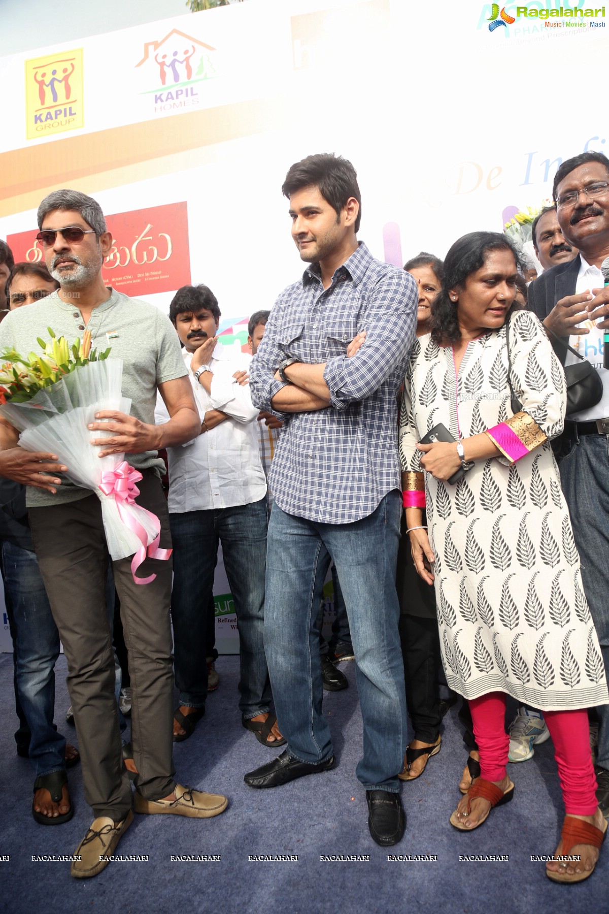 Mahesh Babu flags off Hyderabad Bicycling Club's 'Chak De India Ride'