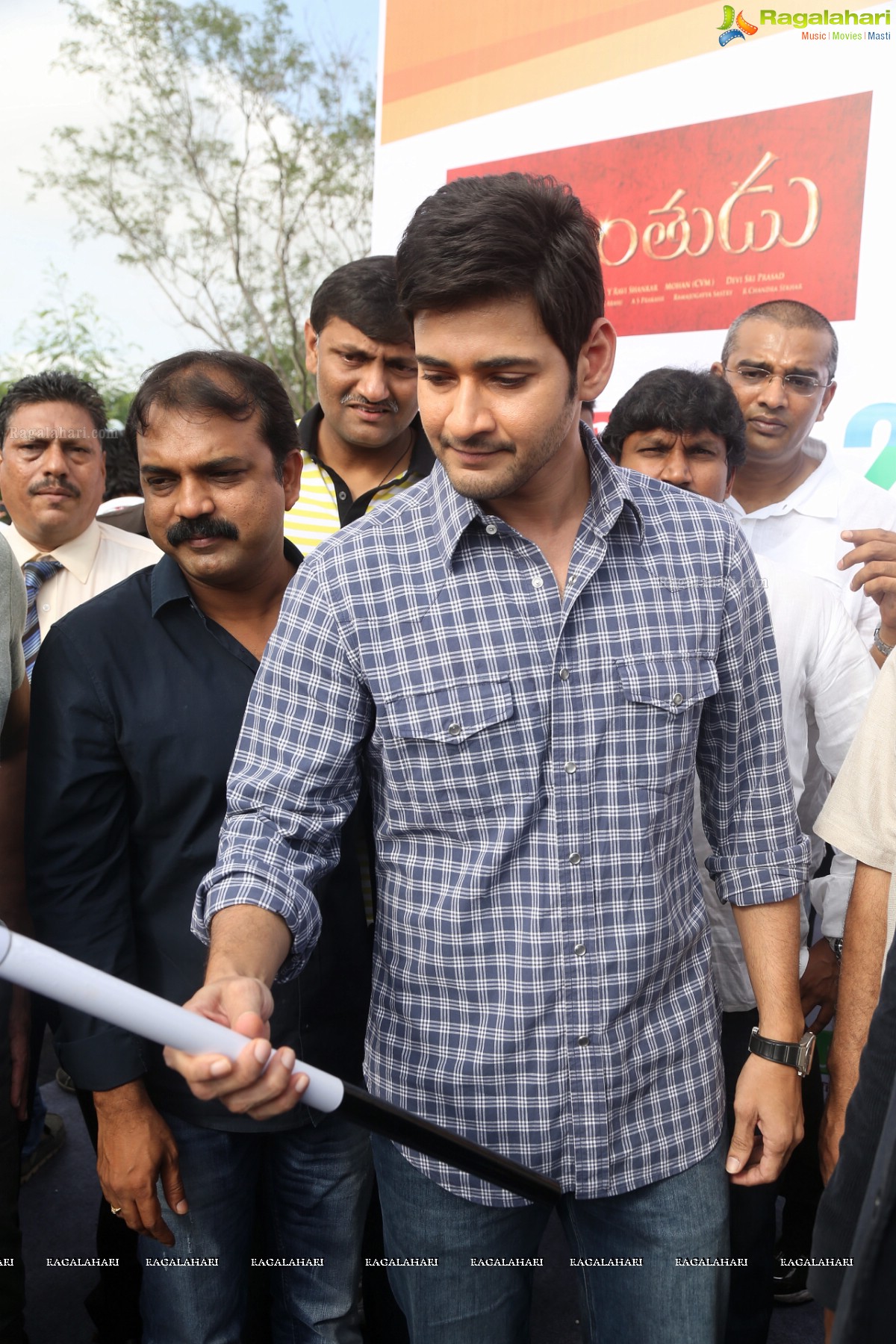 Mahesh Babu flags off Hyderabad Bicycling Club's 'Chak De India Ride'