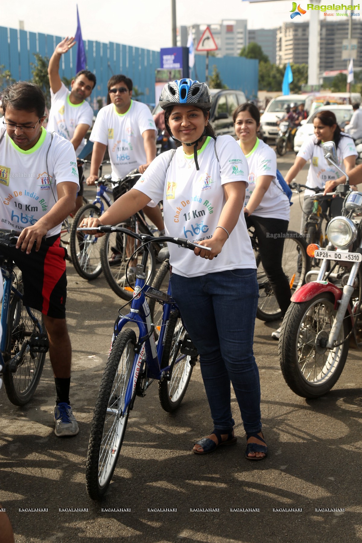 Mahesh Babu flags off Hyderabad Bicycling Club's 'Chak De India Ride'