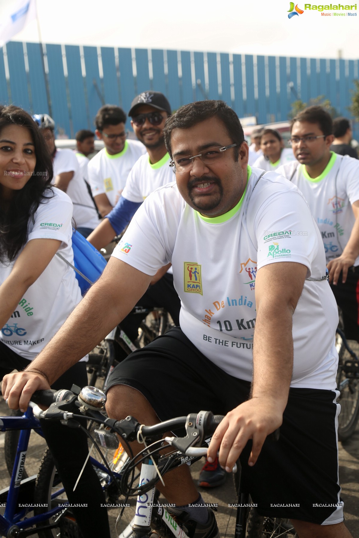 Mahesh Babu flags off Hyderabad Bicycling Club's 'Chak De India Ride'