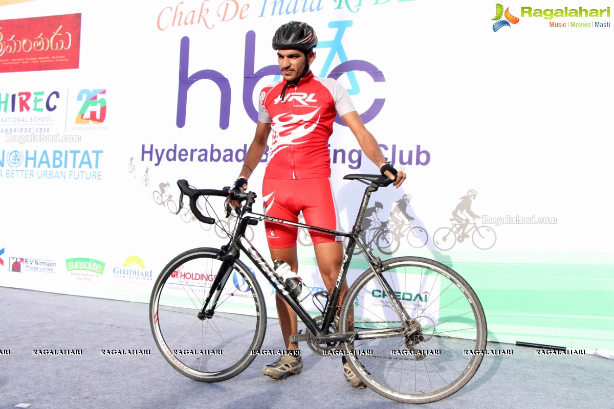 Mahesh Babu flags off Hyderabad Bicycling Club's 'Chak De India Ride'