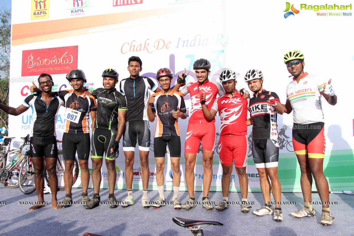 Mahesh Babu flags off Hyderabad Bicycling Club's 'Chak De India Ride'