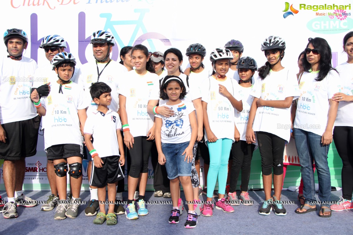 Mahesh Babu flags off Hyderabad Bicycling Club's 'Chak De India Ride'