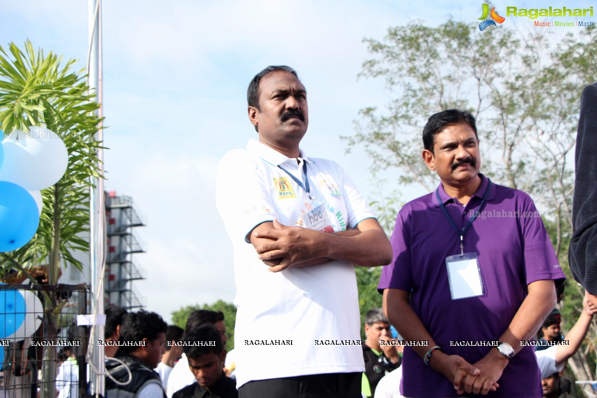 Mahesh Babu flags off Hyderabad Bicycling Club's 'Chak De India Ride'