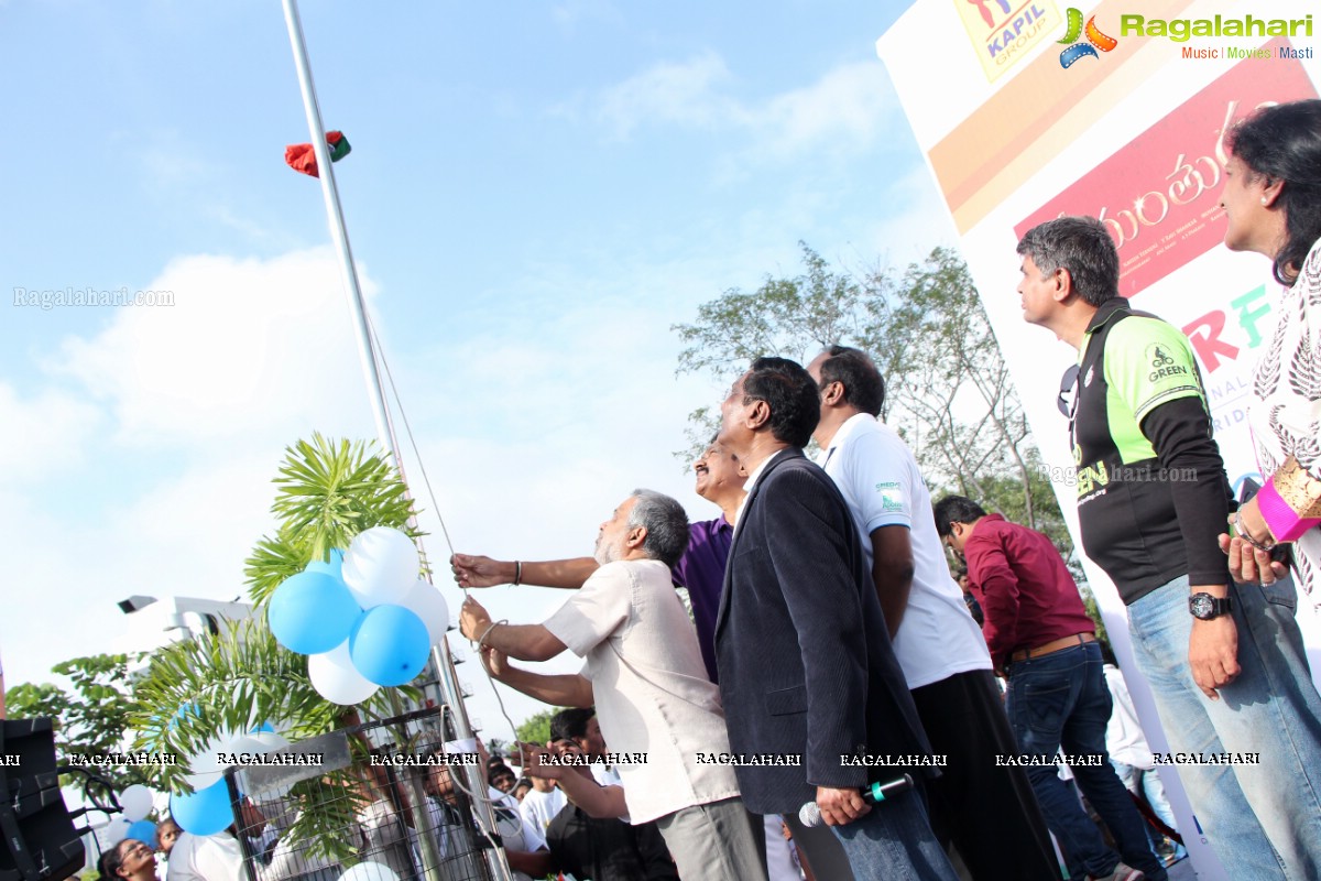 Mahesh Babu flags off Hyderabad Bicycling Club's 'Chak De India Ride'