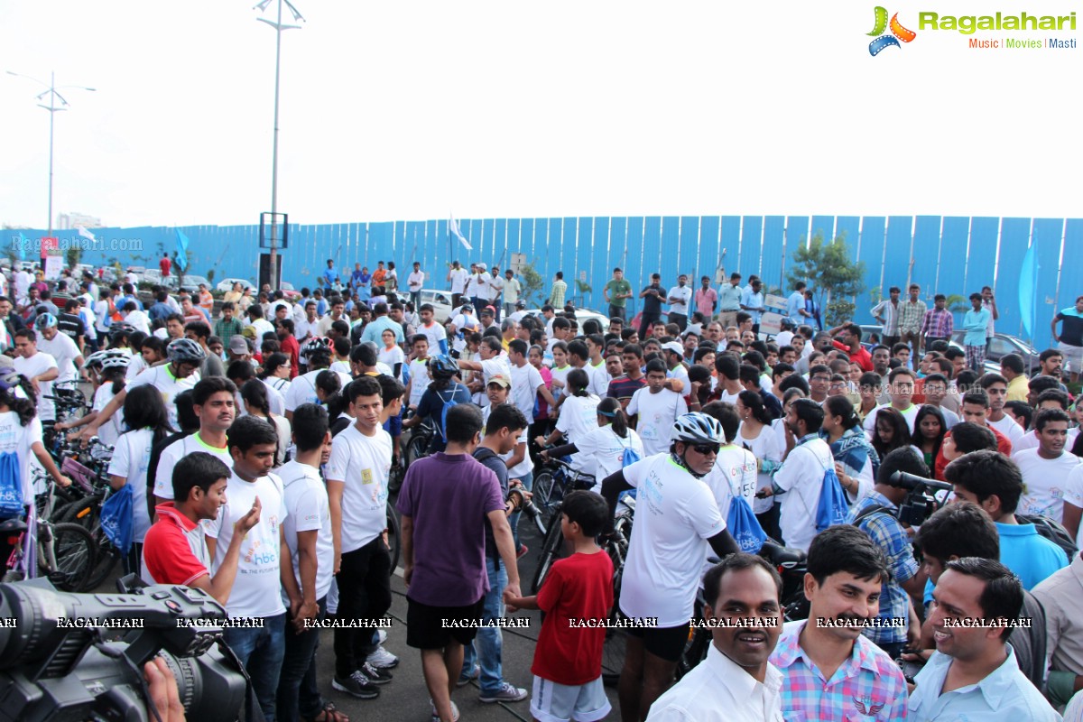 Mahesh Babu flags off Hyderabad Bicycling Club's 'Chak De India Ride'