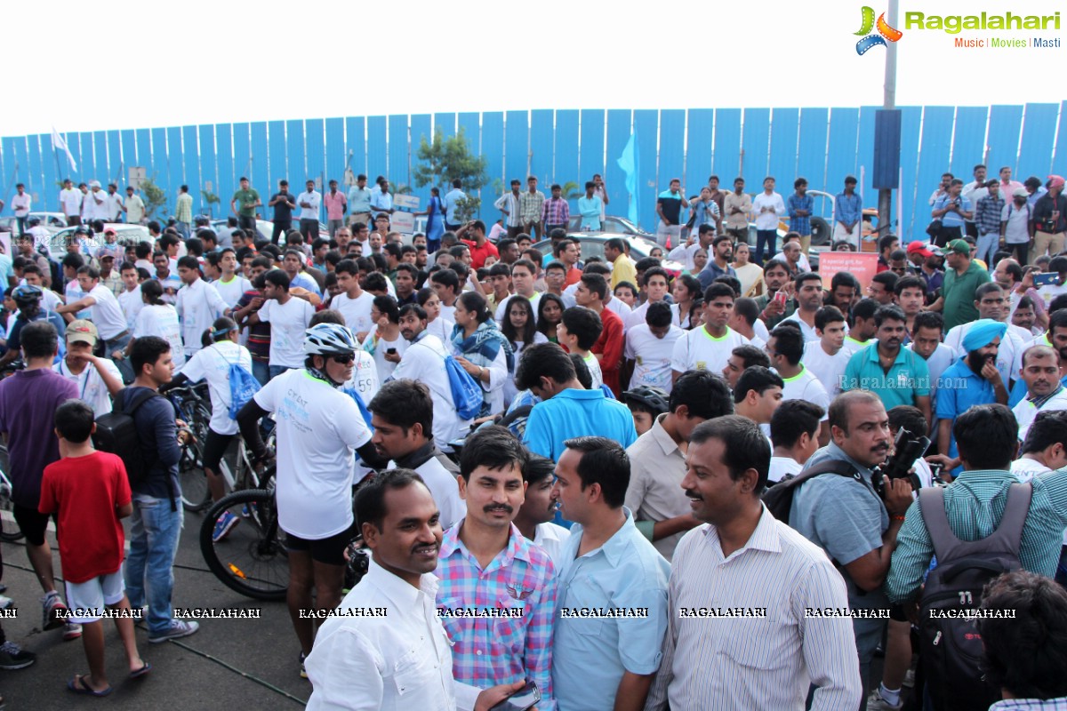 Mahesh Babu flags off Hyderabad Bicycling Club's 'Chak De India Ride'