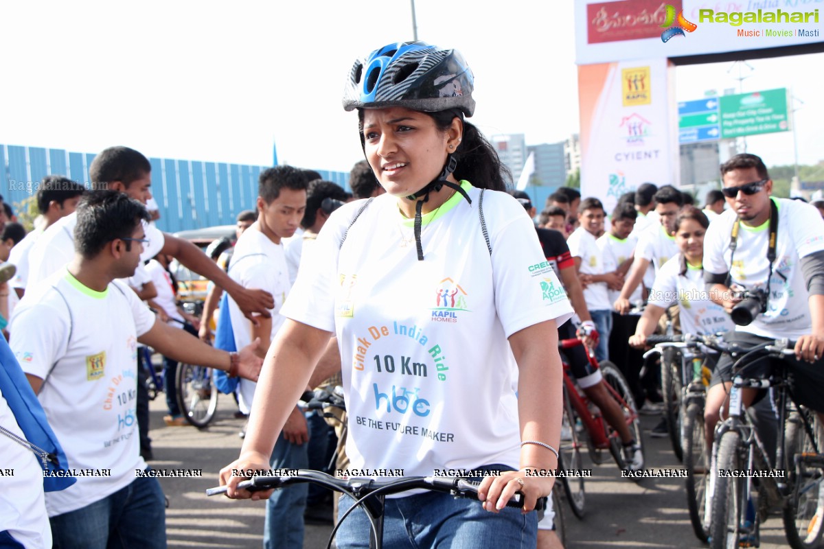 Mahesh Babu flags off Hyderabad Bicycling Club's 'Chak De India Ride'