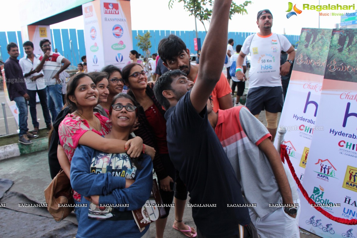 Mahesh Babu flags off Hyderabad Bicycling Club's 'Chak De India Ride'