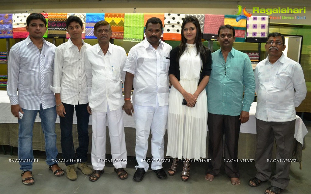Neha Deshpande inaugurated Pochampally IKAT Art Mela at Vijayawada
