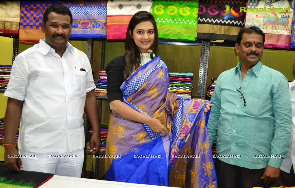 Neha Deshpande inaugurated Pochampally IKAT Art Mela at Vijayawada