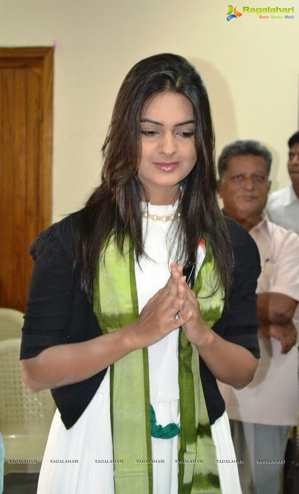 Neha Deshpande inaugurated Pochampally IKAT Art Mela at Vijayawada