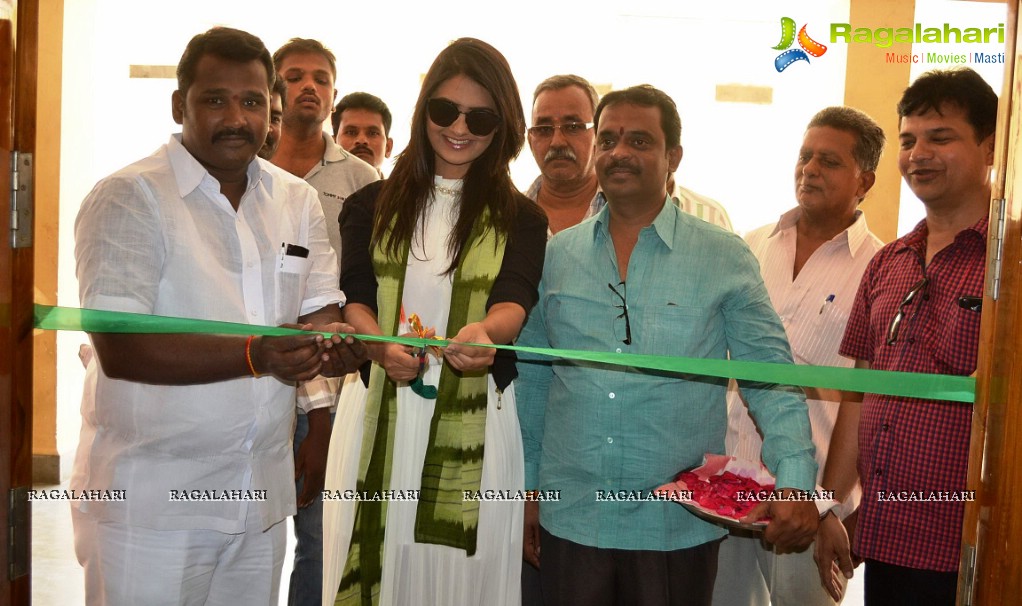 Neha Deshpande inaugurated Pochampally IKAT Art Mela at Vijayawada