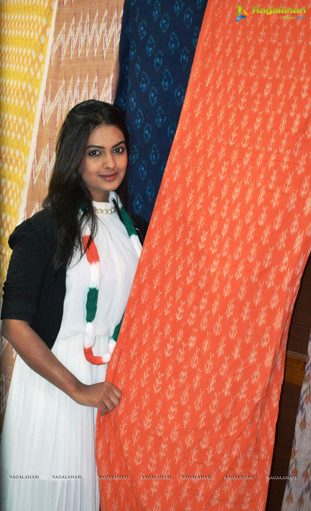 Neha Deshpande inaugurated Pochampally IKAT Art Mela at Vijayawada