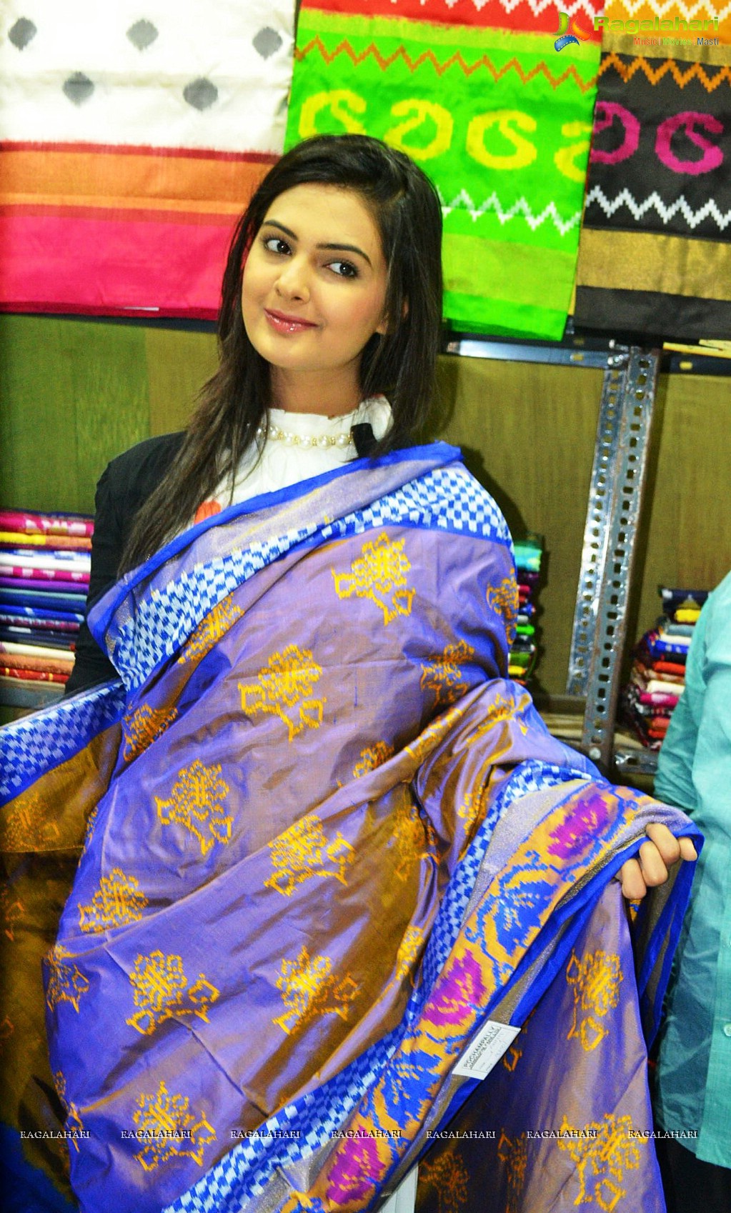 Neha Deshpande inaugurated Pochampally IKAT Art Mela at Vijayawada