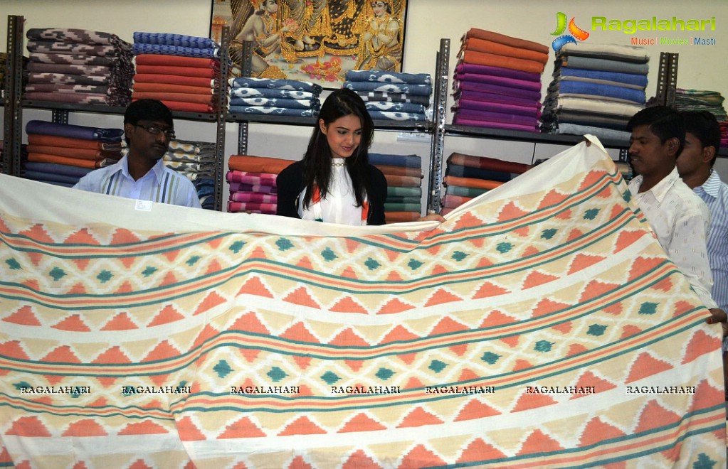 Neha Deshpande inaugurated Pochampally IKAT Art Mela at Vijayawada