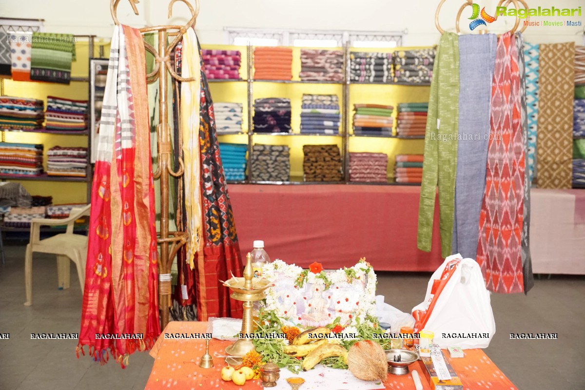 Pooja Sri launches Pochampally IKAT Art Mela in Hyderabad