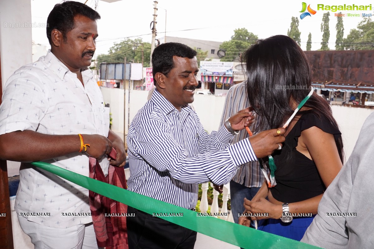 Pooja Sri launches Pochampally IKAT Art Mela in Hyderabad