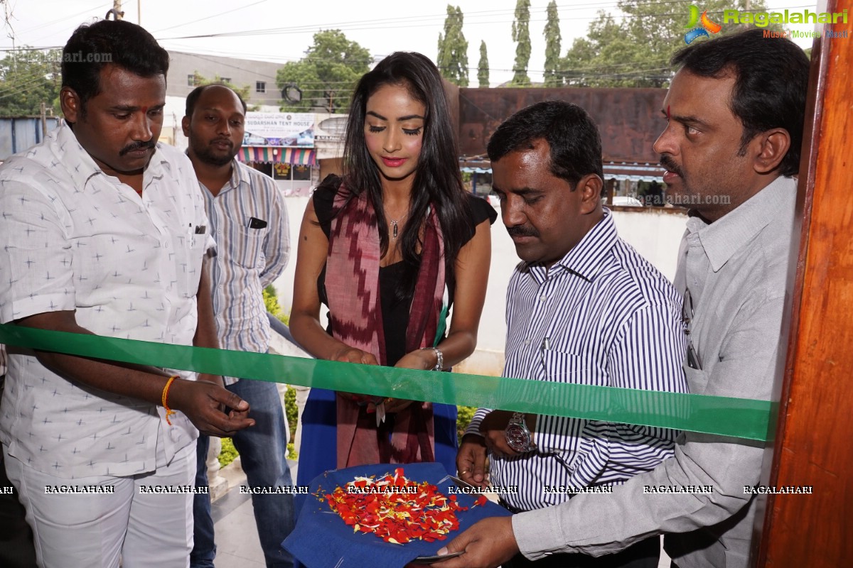 Pooja Sri launches Pochampally IKAT Art Mela in Hyderabad