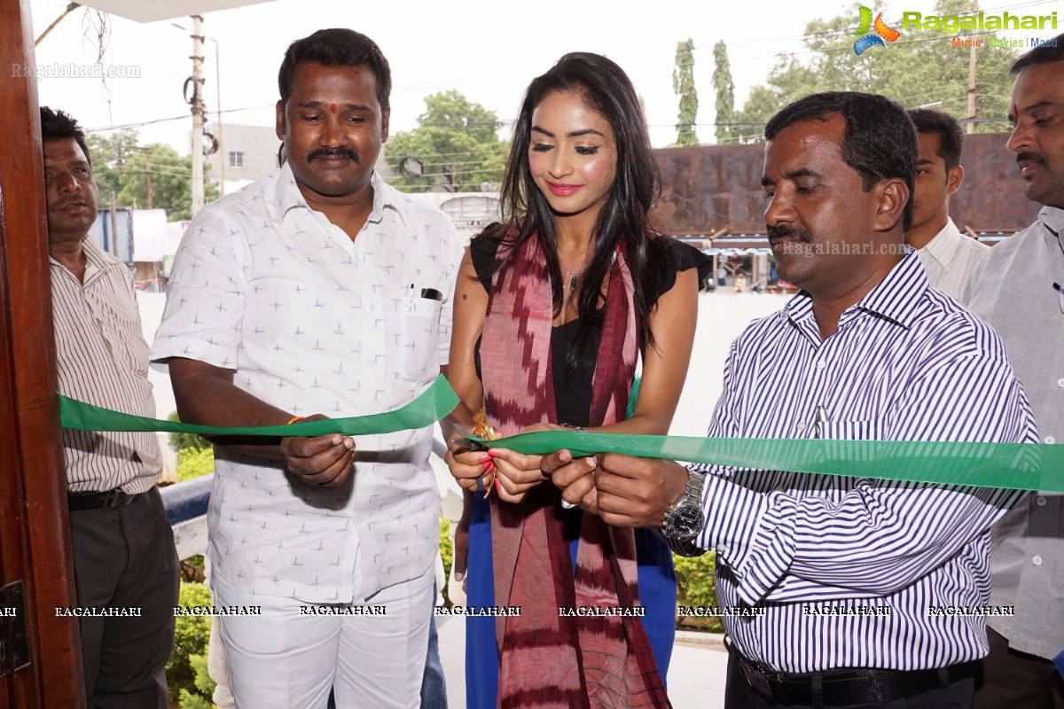 Pooja Sri launches Pochampally IKAT Art Mela in Hyderabad