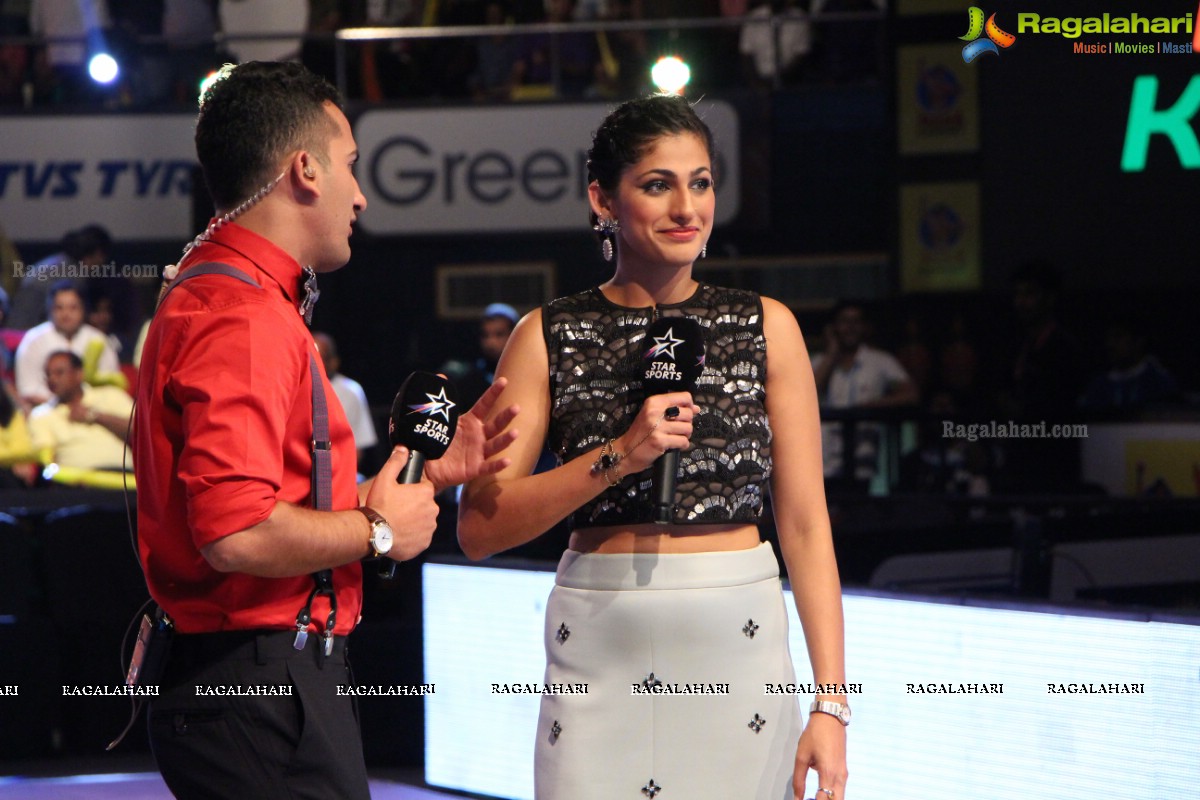 Allu Arjun-Sneha at Pro Kabaddi League Telugu Titans Vs Jaipur Pink Panthers Match