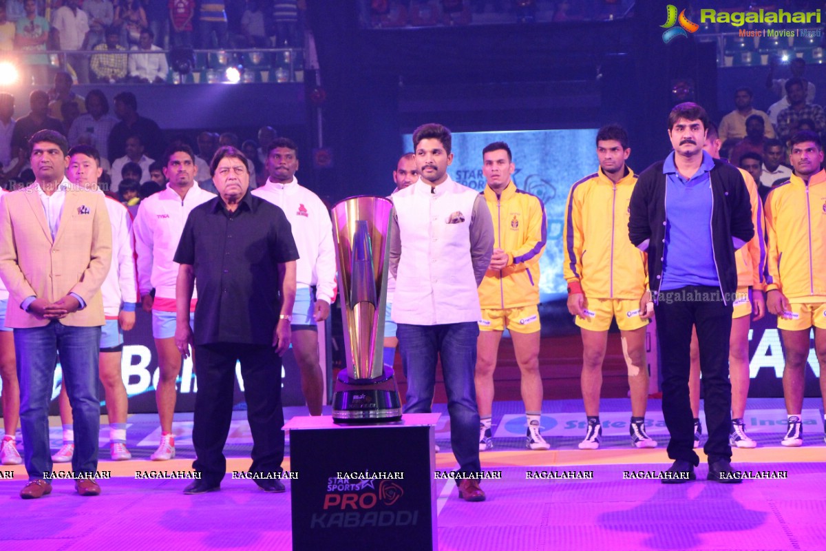 Allu Arjun-Sneha at Pro Kabaddi League Telugu Titans Vs Jaipur Pink Panthers Match