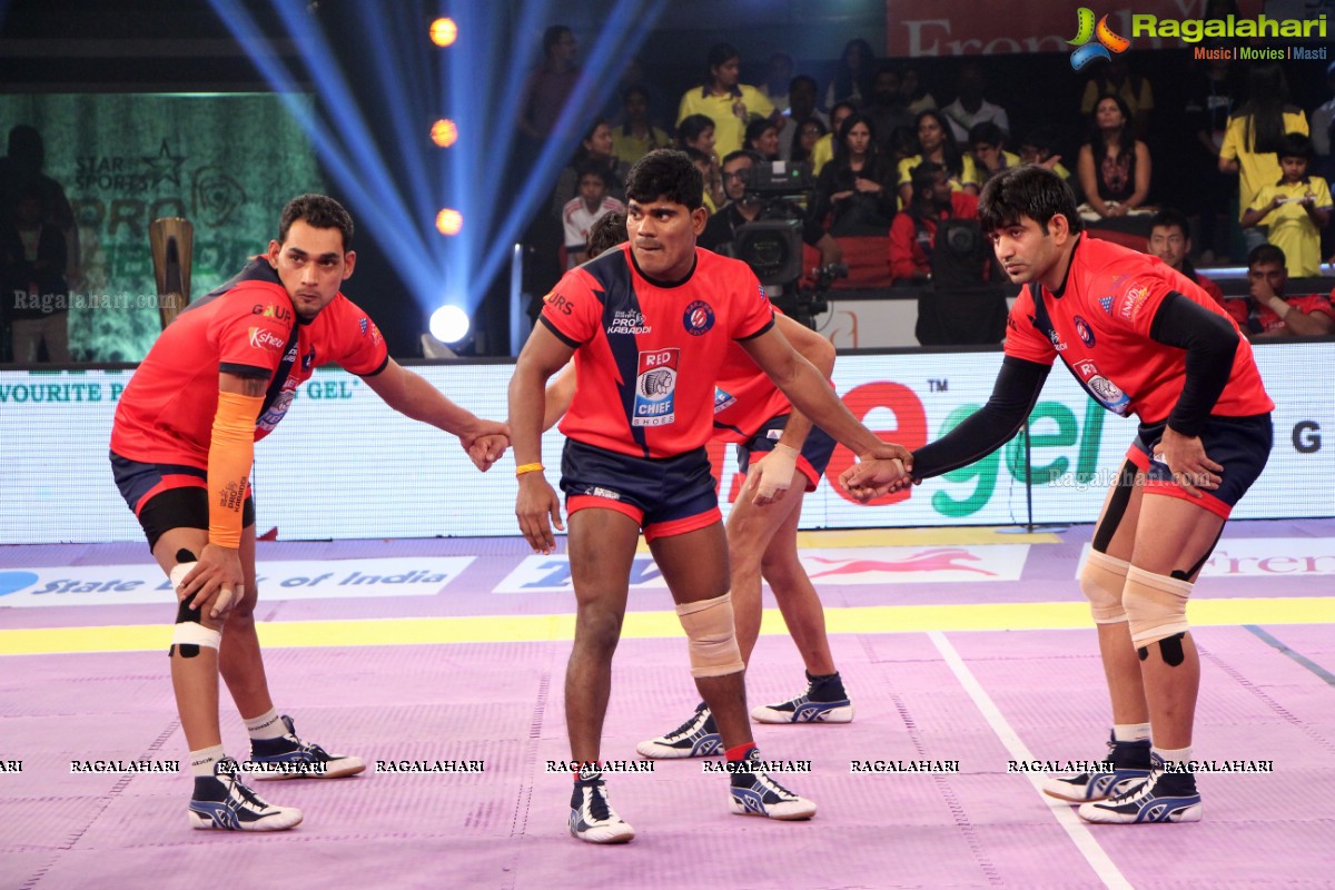 Allu Arjun-Sneha at Pro Kabaddi League Telugu Titans Vs Jaipur Pink Panthers Match