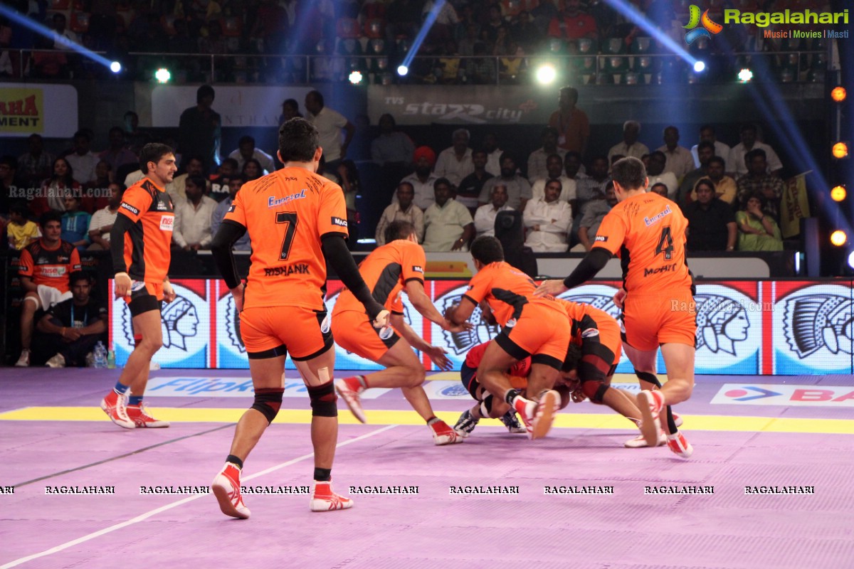 Allu Arjun-Sneha at Pro Kabaddi League Telugu Titans Vs Jaipur Pink Panthers Match