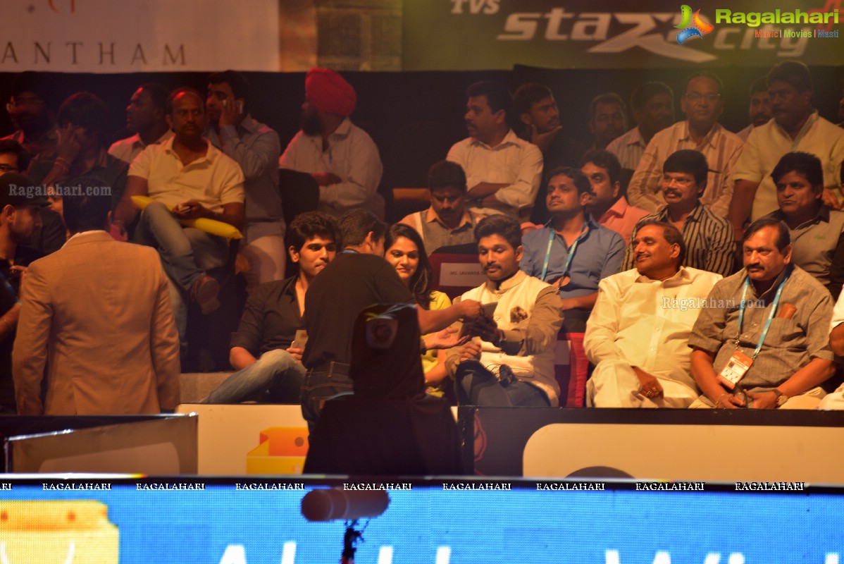 Allu Arjun-Sneha at Pro Kabaddi League Telugu Titans Vs Jaipur Pink Panthers Match