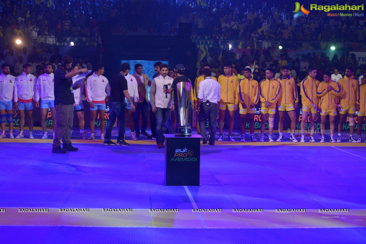 Allu Arjun-Sneha at Pro Kabaddi League Telugu Titans Vs Jaipur Pink Panthers Match