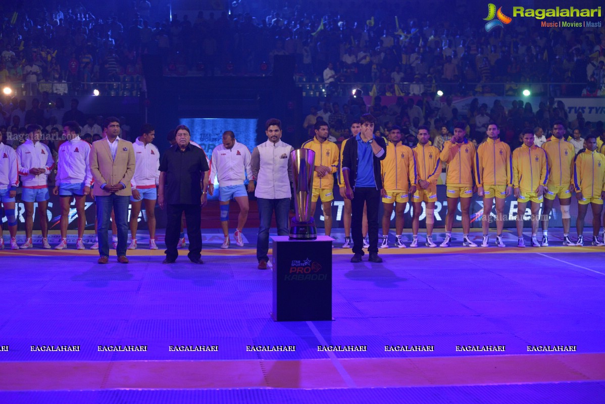 Allu Arjun-Sneha at Pro Kabaddi League Telugu Titans Vs Jaipur Pink Panthers Match