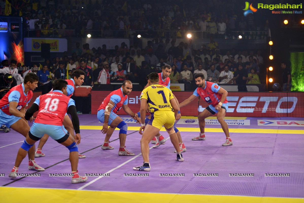 Allu Arjun-Sneha at Pro Kabaddi League Telugu Titans Vs Jaipur Pink Panthers Match