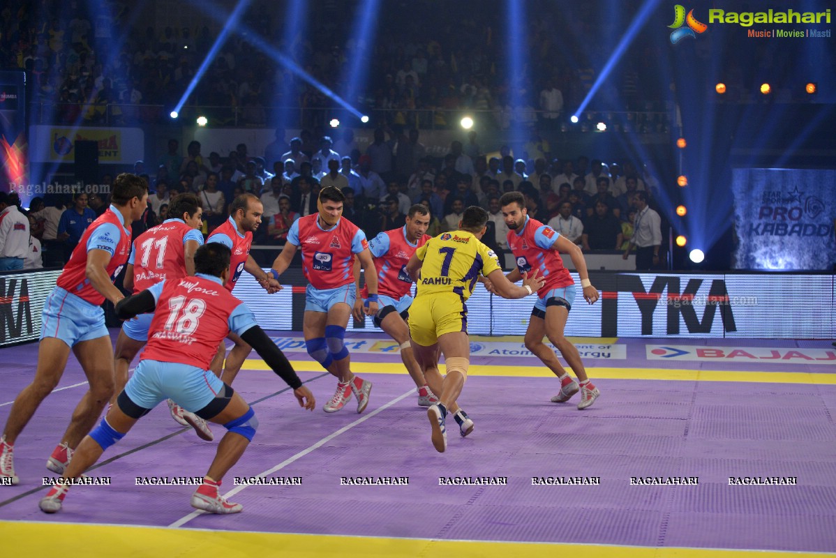 Allu Arjun-Sneha at Pro Kabaddi League Telugu Titans Vs Jaipur Pink Panthers Match