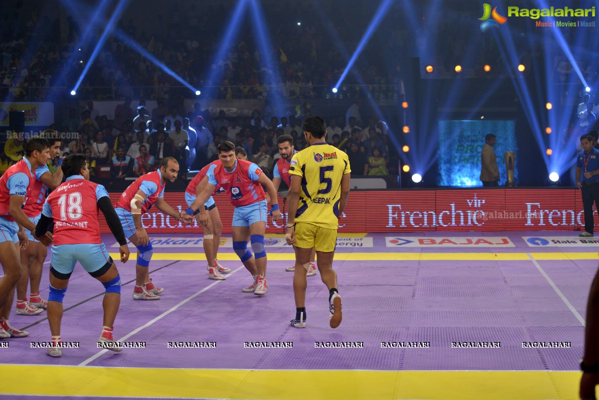 Allu Arjun-Sneha at Pro Kabaddi League Telugu Titans Vs Jaipur Pink Panthers Match