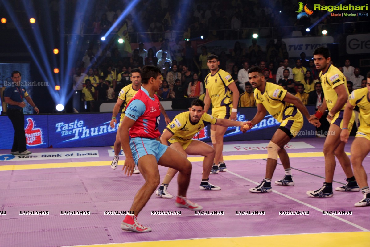 Allu Arjun-Sneha at Pro Kabaddi League Telugu Titans Vs Jaipur Pink Panthers Match