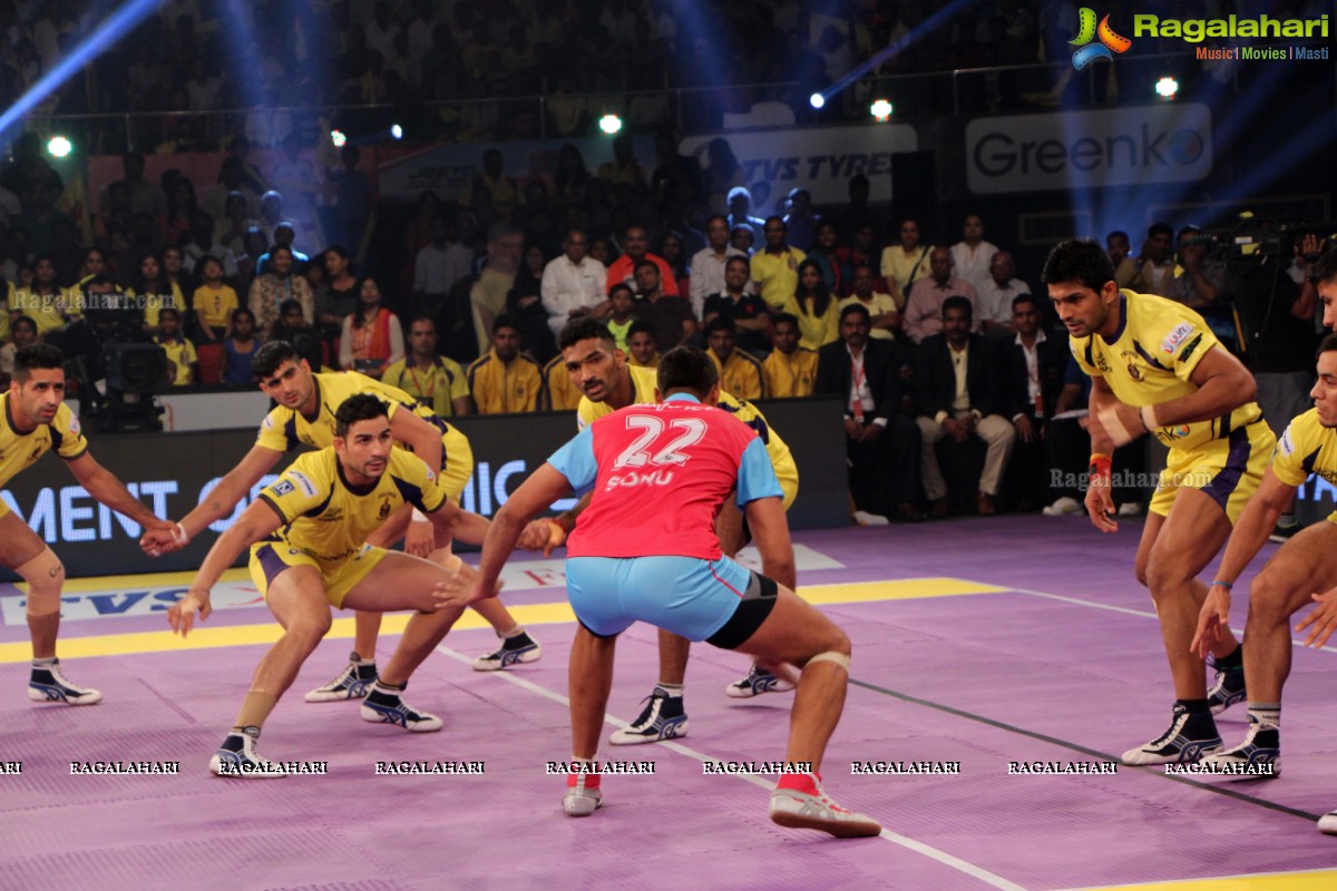 Allu Arjun-Sneha at Pro Kabaddi League Telugu Titans Vs Jaipur Pink Panthers Match