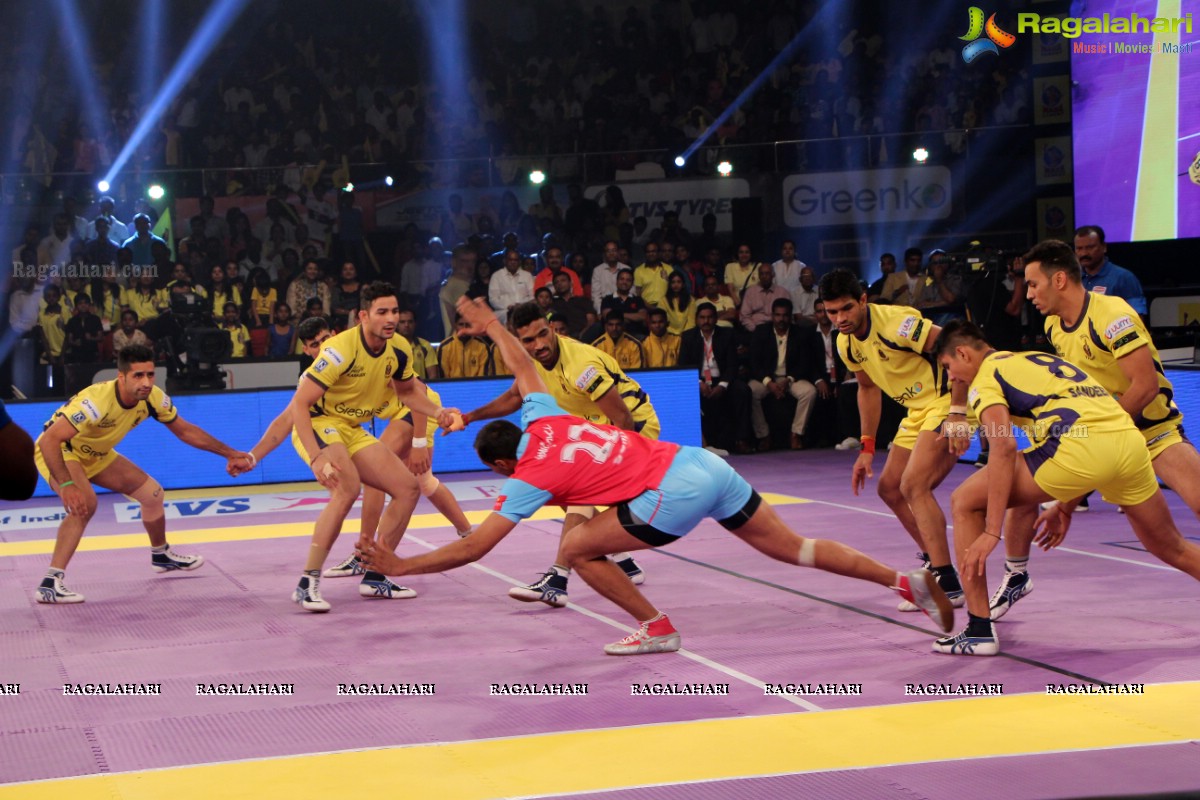 Allu Arjun-Sneha at Pro Kabaddi League Telugu Titans Vs Jaipur Pink Panthers Match