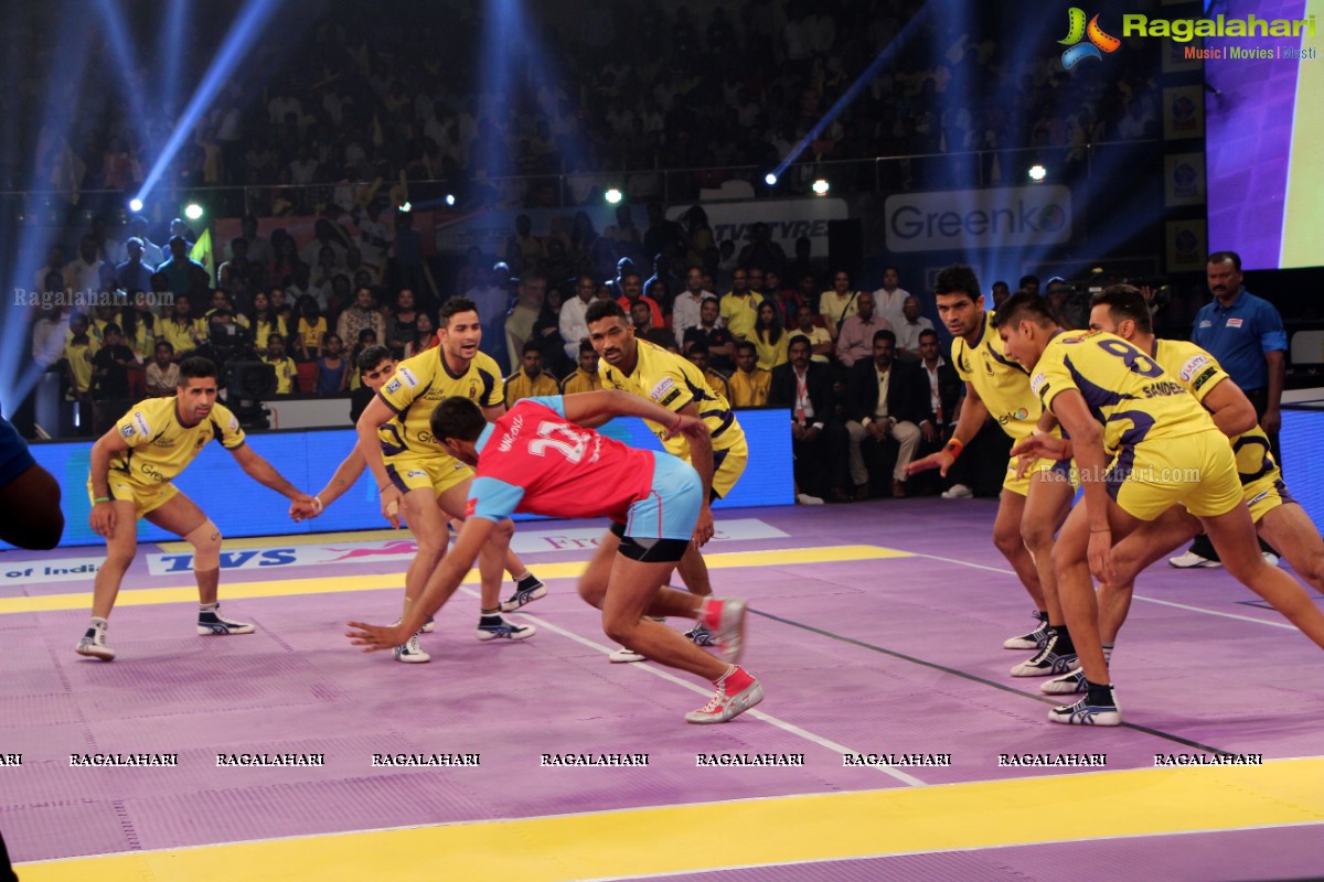 Allu Arjun-Sneha at Pro Kabaddi League Telugu Titans Vs Jaipur Pink Panthers Match