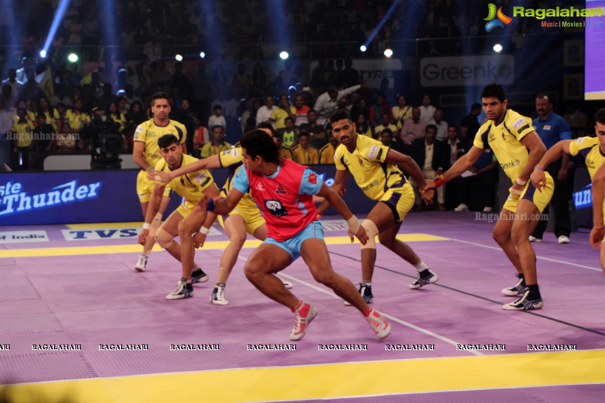 Allu Arjun-Sneha at Pro Kabaddi League Telugu Titans Vs Jaipur Pink Panthers Match