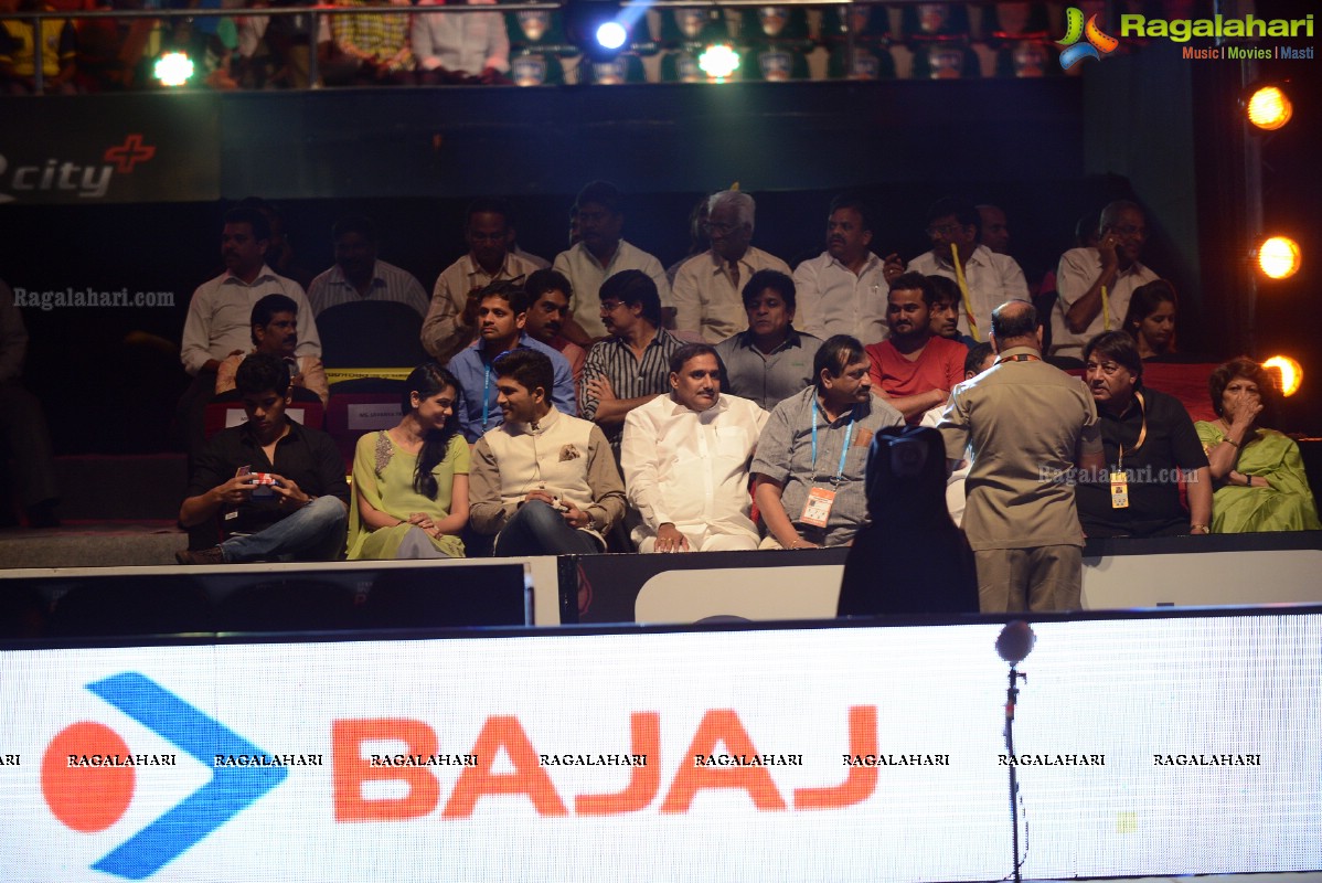 Allu Arjun-Sneha at Pro Kabaddi League Telugu Titans Vs Jaipur Pink Panthers Match