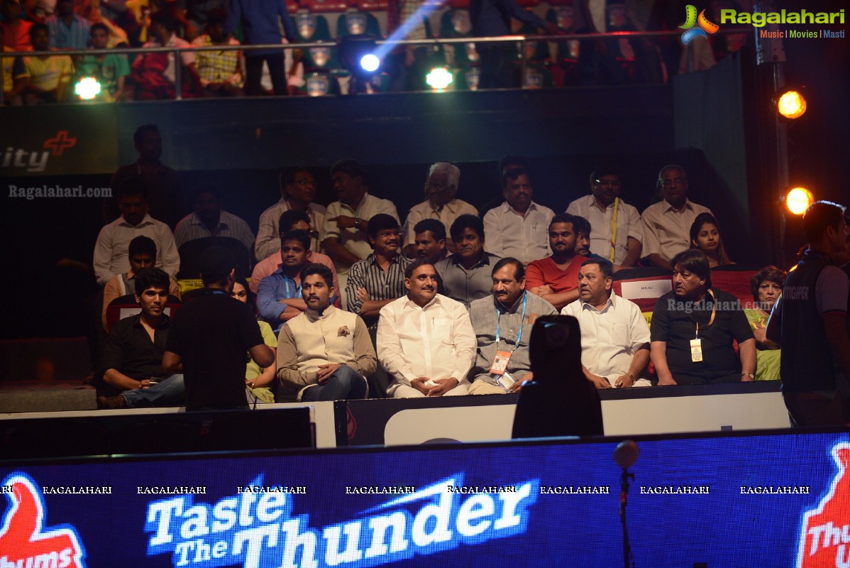 Allu Arjun-Sneha at Pro Kabaddi League Telugu Titans Vs Jaipur Pink Panthers Match