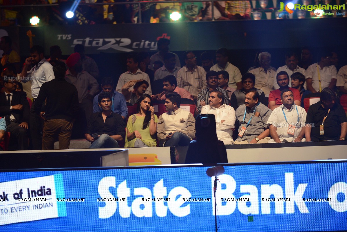 Allu Arjun-Sneha at Pro Kabaddi League Telugu Titans Vs Jaipur Pink Panthers Match