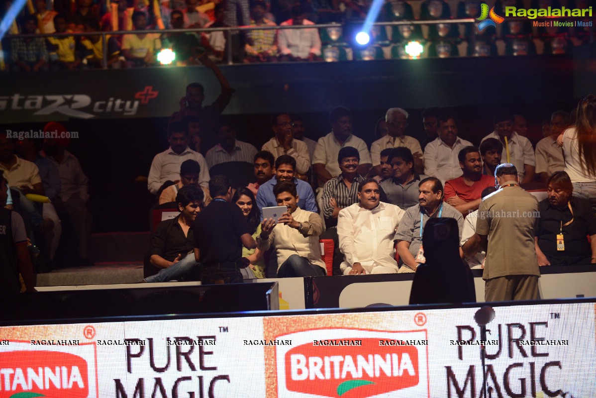 Allu Arjun-Sneha at Pro Kabaddi League Telugu Titans Vs Jaipur Pink Panthers Match