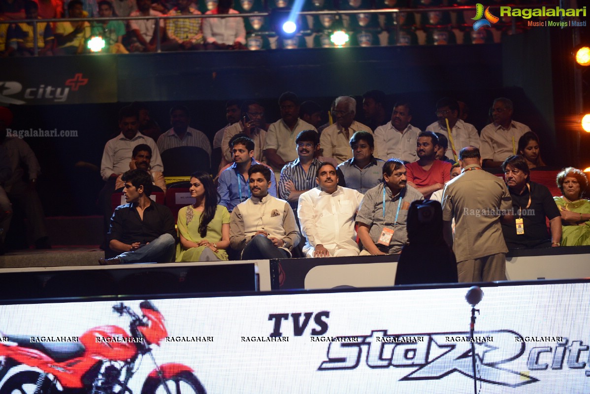 Allu Arjun-Sneha at Pro Kabaddi League Telugu Titans Vs Jaipur Pink Panthers Match