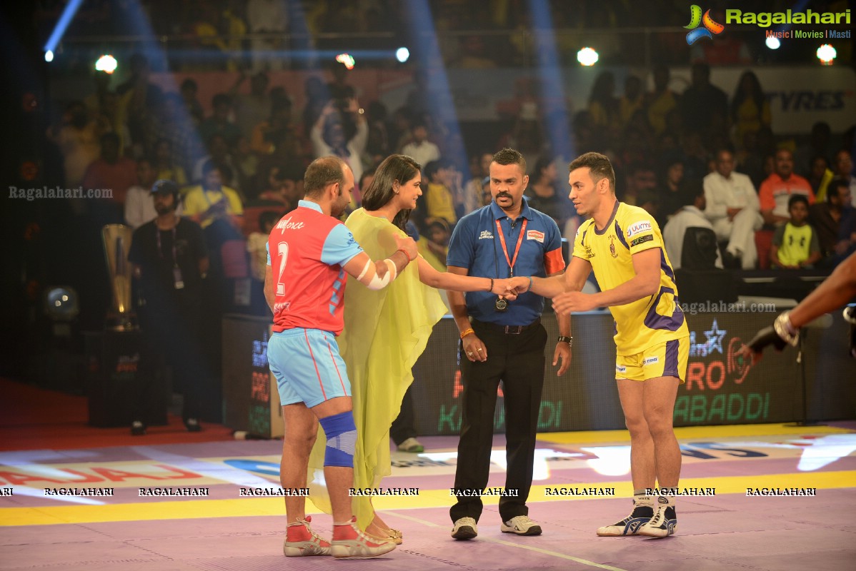 Allu Arjun-Sneha at Pro Kabaddi League Telugu Titans Vs Jaipur Pink Panthers Match