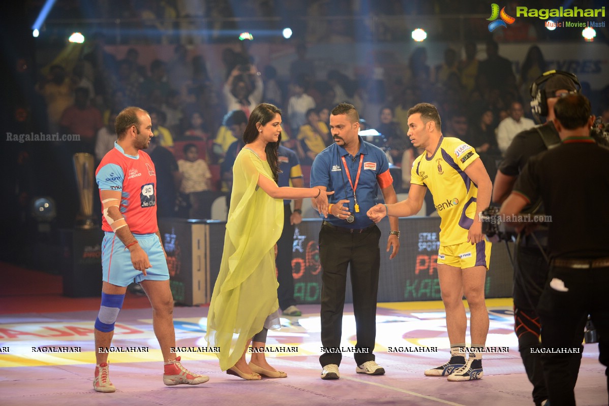 Allu Arjun-Sneha at Pro Kabaddi League Telugu Titans Vs Jaipur Pink Panthers Match